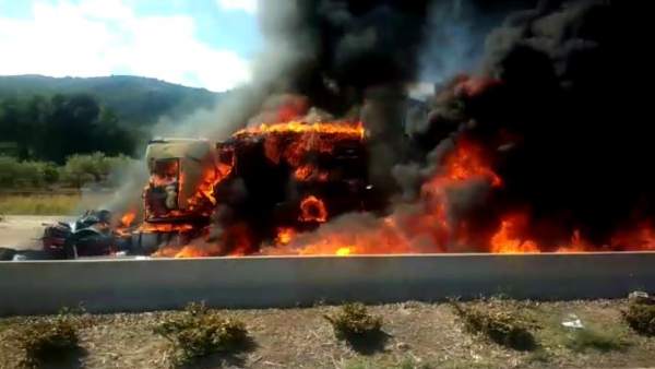 UN CAMIÓN SE INCENDIA EN LA CV-10 UN CAMIÓN SE INCENDIA EN LA CV-10
