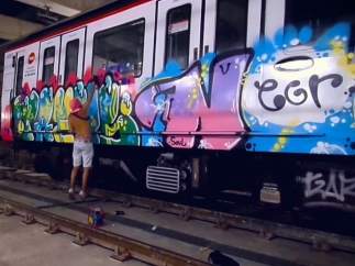 Grafiti en un vagón del metro de Barcelona.