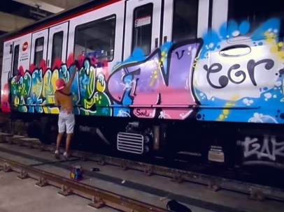 Grafiti en un vagón del metro de Barcelona.