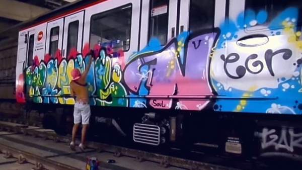 Grafiti en un vagón del metro de Barcelona.
