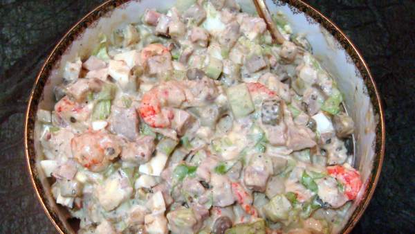 Una ensaladilla rusa (ensalada Olivier) basada en la supuesta receta original Una ensaladilla rusa (ensalada Olivier) basada en la supuesta receta original
