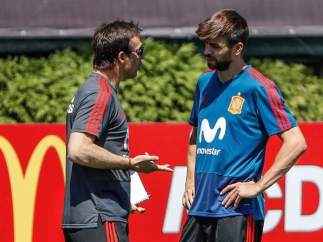 Gerard Piqué y Julen Lopetegui, en un entrenamiento con España.