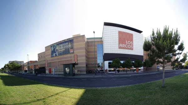 Fachada exterior del centro comercial Los Arcos en Sevilla Fachada exterior del centro comercial Los Arcos en Sevilla