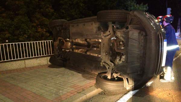 Vehículo volcado tras el accidente Vehículo volcado tras el accidente