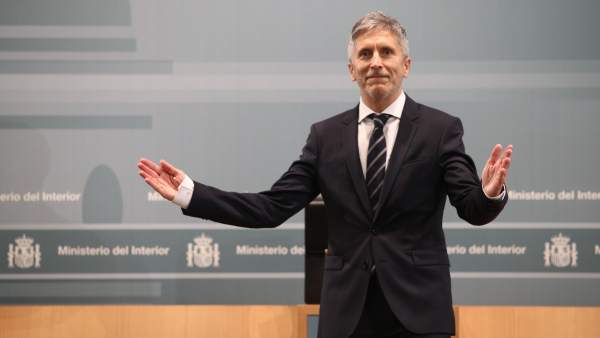 El ministro del Interior, Fernando Grande-Marlaska, recibe la cartera El ministro del Interior, Fernando Grande-Marlaska, recibe la cartera