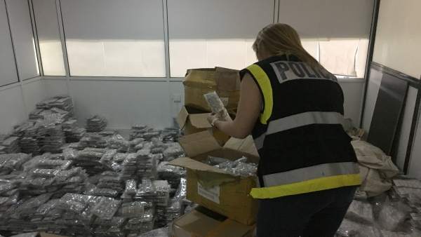 Localitzen 378.158 peces de bijuteria falsificada valorades en 22 milions en una nau de Manises Localitzen 378.158 peces de bijuteria falsificada valorades en 22 milions en una nau de Manises