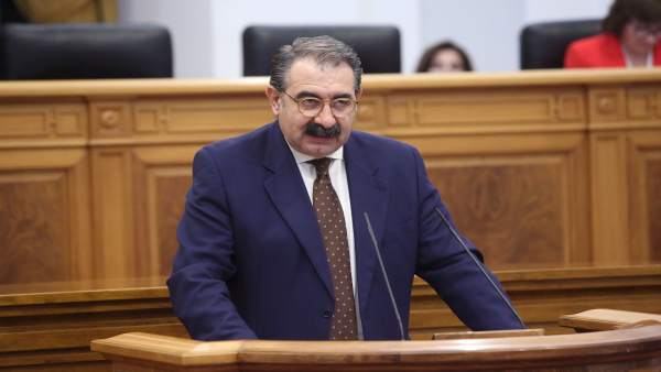Consejero de Sanidad en el pleno de las Cortes Consejero de Sanidad en el pleno de las Cortes