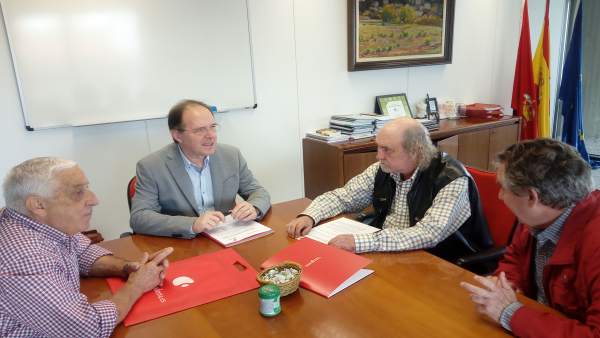 Luis Gabilondo firma el convenio con miembros de ADONA Luis Gabilondo firma el convenio con miembros de ADONA