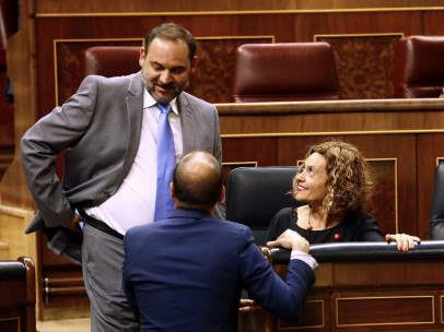 José Luis Ábalos, ministro de Fomento, y Meritxell Batet, ministra de Política Territorial, en el Congreso.