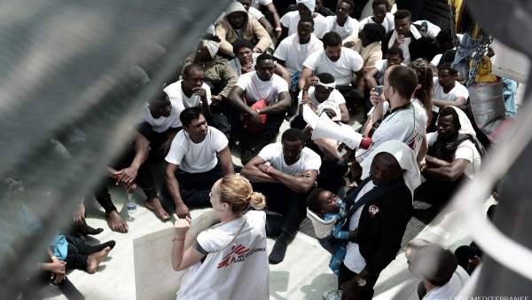 Més de 800 intèrprets d'anglés, francés i àrab s'ofereixen a atendre els immigrants de l''Aquarius' Més de 800 intèrprets d'anglés, francés i àrab s'ofereixen a atendre els immigrants de l''Aquarius'