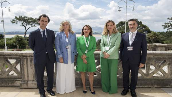 Nueva Junta de ACEFAM con la presidenta , Paloma Fernández, en el centro Nueva Junta de ACEFAM con la presidenta , Paloma Fernández, en el centro