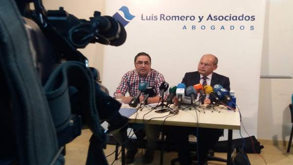 Aníbal Domínguez, hermano y tío de los fallecidos en Almonte, y Luis Romero. Aníbal Domínguez, hermano y tío de los fallecidos en Almonte, y Luis Romero.
