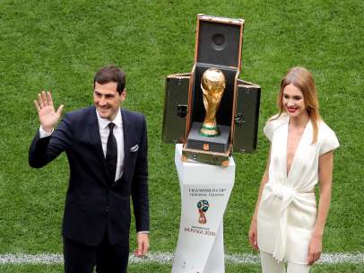 Casillas y Vodionova, durante la ceremonia del Mundial.