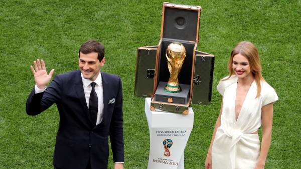 Casillas y Vodionova, durante la ceremonia del Mundial. Casillas y Vodionova, durante la ceremonia del Mundial.