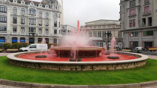 Fuente de La Escandalera teñida de rojo por el Día Mundial del Donante de Sangre Fuente de La Escandalera teñida de rojo por el Día Mundial del Donante de Sangre