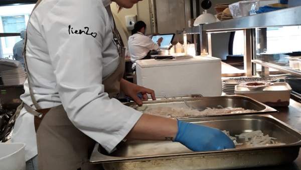 La chef Mª José Martínez prepara una de sus creaciones en Londres La chef Mª José Martínez prepara una de sus creaciones en Londres
