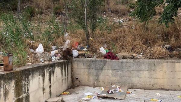 Estado de una calle en el barrio jiennense del Polígono del Valle. Estado de una calle en el barrio jiennense del Polígono del Valle.