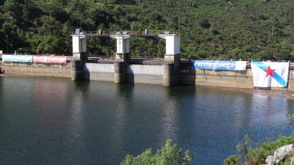 Acto simbólico del BNG en el embalse Barrié de la Maza Acto simbólico del BNG en el embalse Barrié de la Maza