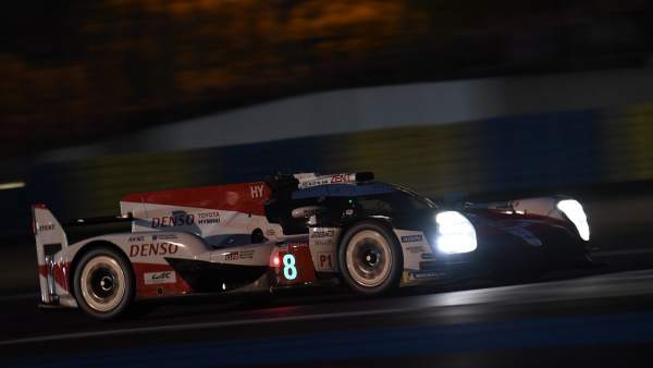 Fernando Alonso prueba la lluvia de noche con la pole en Le Mans Fernando Alonso prueba la lluvia de noche con la pole en Le Mans