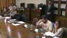 Un diputado cae en una broma de gemidos sexuales