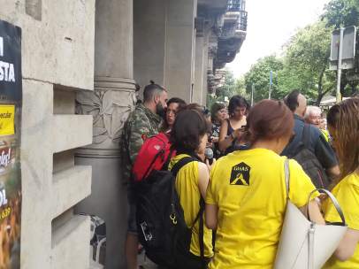Manifestantes de Aturem la subasta en los exteriores del Departamento de la Vicepresidencia y de Economía y Hacienda.