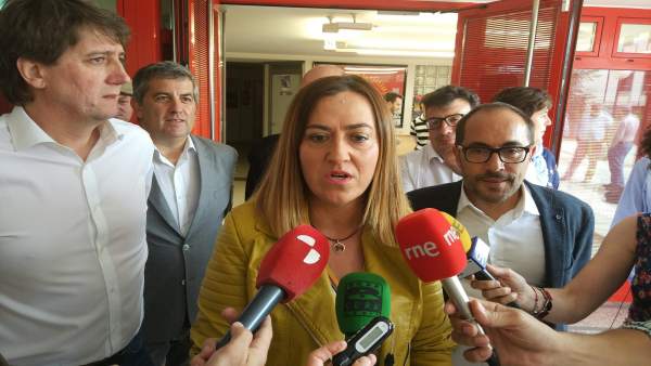 Barcones, flanqueada por Martínez y Rey Barcones, flanqueada por Martínez y Rey