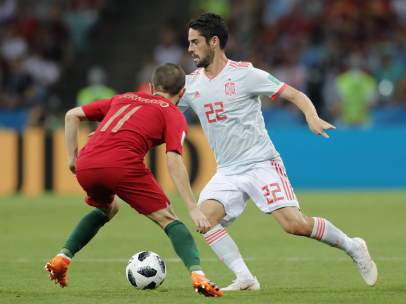 Isco Alarcón maneja el balón