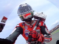 Márquez homenajea a Andreas Pérez y Lorenzo celebra su victoria con un martillo