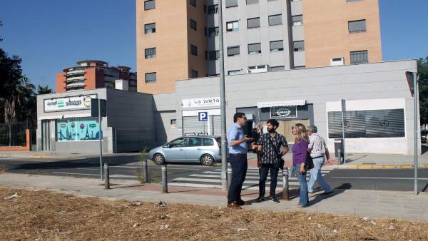 El edil de Participa Sevilla, Julián Moreno, con vecinos El edil de Participa Sevilla, Julián Moreno, con vecinos
