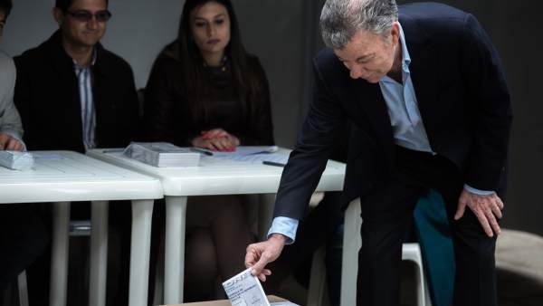 El presidente de Colombia, Juan Manuel Santos, vota en la segunda vuelta de las elecciones. El presidente de Colombia, Juan Manuel Santos, vota en la segunda vuelta de las elecciones.