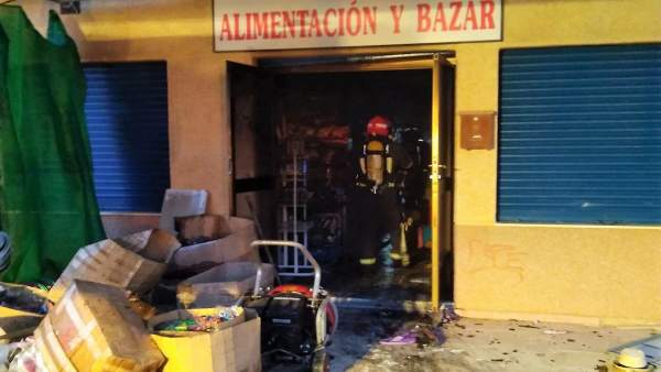 Bomberos del Consorcio y del Ayuntamiento de Cartagena extinguen un incendio 