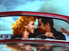 'Grease' celebra su 40 aniversario con un beso inédito