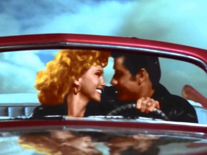 'Grease' celebra su 40 aniversario con un beso inédito
