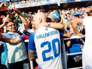 Halfredsson, centrocampista de Islandia, celebra el empate obteido ante Argentina con los aficionados.