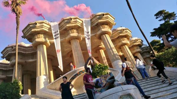 Dos jóvenes de Arran se encadenan al dragón del Park Güell Dos jóvenes de Arran se encadenan al dragón del Park Güell