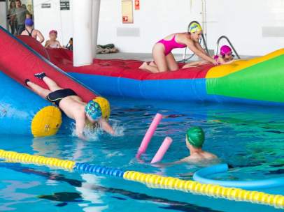 Niños jugando en una piscina.