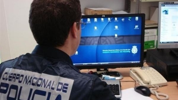 Policía, ante un ordenador Policía, ante un ordenador