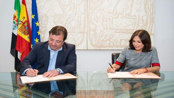 Vara e Isabel Gemio durante la firma del acuerdo Vara e Isabel Gemio durante la firma del acuerdo