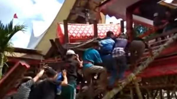 Muere aplastado por el ataúd de su madre durante el funeral Muere aplastado por el ataúd de su madre durante el funeral