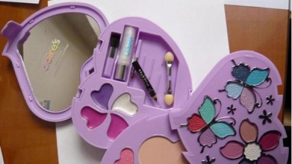 Set de maquillaje de Claire´s retirado por restos de amianto en su composición. Set de maquillaje de Claire´s retirado por restos de amianto en su composición.