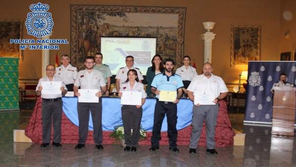 Entrega de menciones honorÃficas a personal de seguridad por PolicÃa Nacional