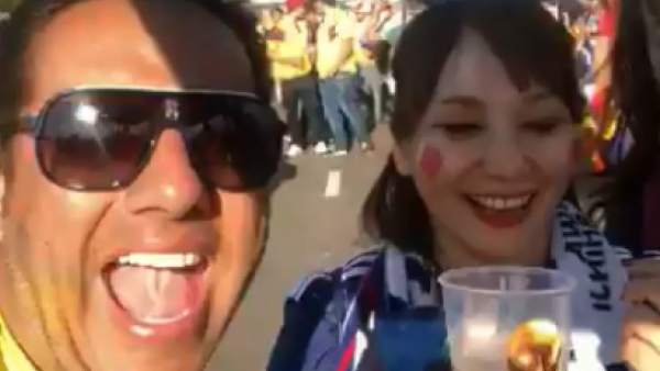 Hincha colombiano se burla de una japonesa Hincha colombiano se burla de una japonesa