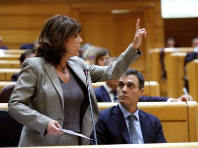 La ministra de Justicia, Dolores Delgado, y el presidente Sánchez, este martes en el Senado.