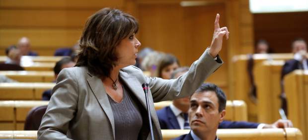 La ministra de Justicia, Dolores Delgado, y el presidente Sánchez, este martes en el Senado.