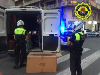 Dos agentes ante una de las furgonetas con petardos