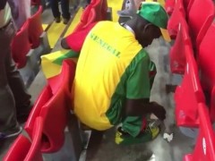 El gesto de la afición de Senegal limpiando su zona da la vuelta al mundo