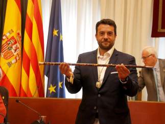 El nuevo alcalde de Badalona, Àlex Pastor, recibiendo la vara de alcalde.