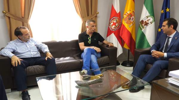 El alcalde de Almería recibe al ex árbitro de fútbol David Fernández Borbalán El alcalde de Almería recibe al ex árbitro de fútbol David Fernández Borbalán