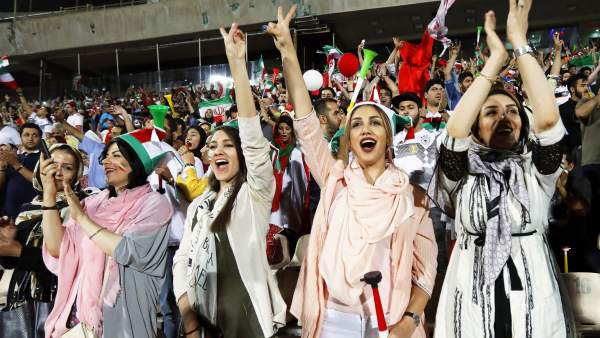 Mujeres de Irán viendo un partido de fútbol Mujeres de Irán viendo un partido de fútbol