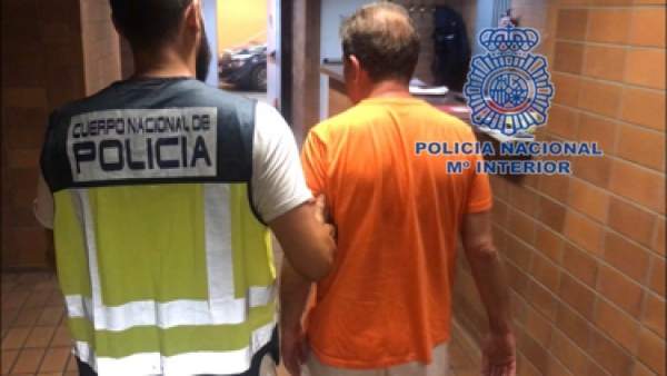 El detenido custodiado por un agente El detenido custodiado por un agente